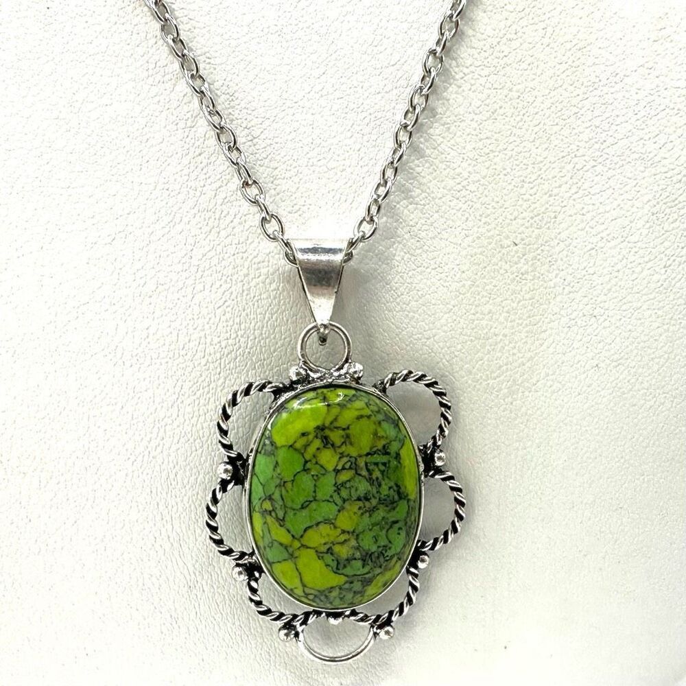 Green and silver tone pendant necklace - Picture 5 of 10